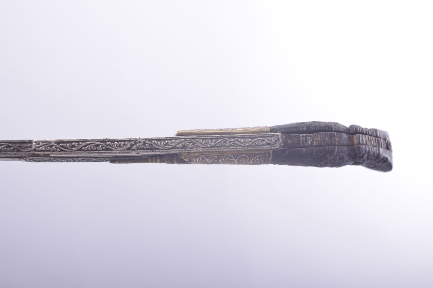 A FINE 18TH CENTURY SRI LANKAN PIHA KAETTA DAGGER, 24cm long. - Image 5 of 6