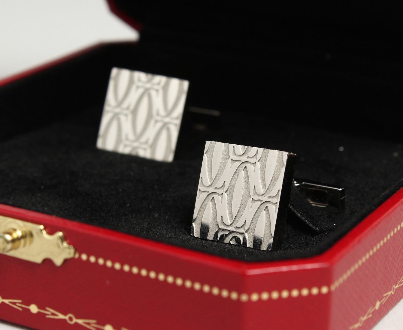 A GOOD PAIR OF CARTIER .925 CUFF LINKS in original red box and white outer box - Image 9 of 11