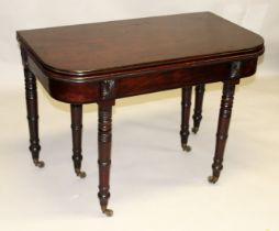 AN EARLY 19TH CENTURY MAHOGANY EXTENDING DINING TABLE, with patinated ratchet and hinged