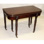 AN EARLY 19TH CENTURY MAHOGANY EXTENDING DINING TABLE, with patinated ratchet and hinged