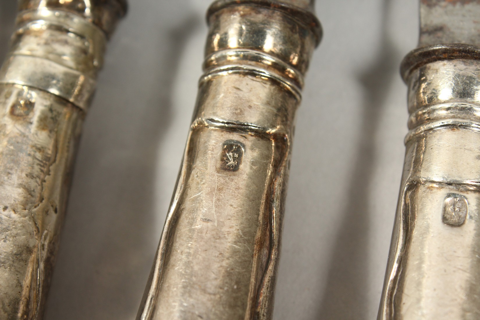 A GEORGIAN SILVER, PISTOL HANDLE, SET OF CUTLERY, comprising nine table knives, twelve table - Image 14 of 20