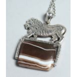 A SILVER LION BRANDED AGATE PENDANT AND CHAIN.