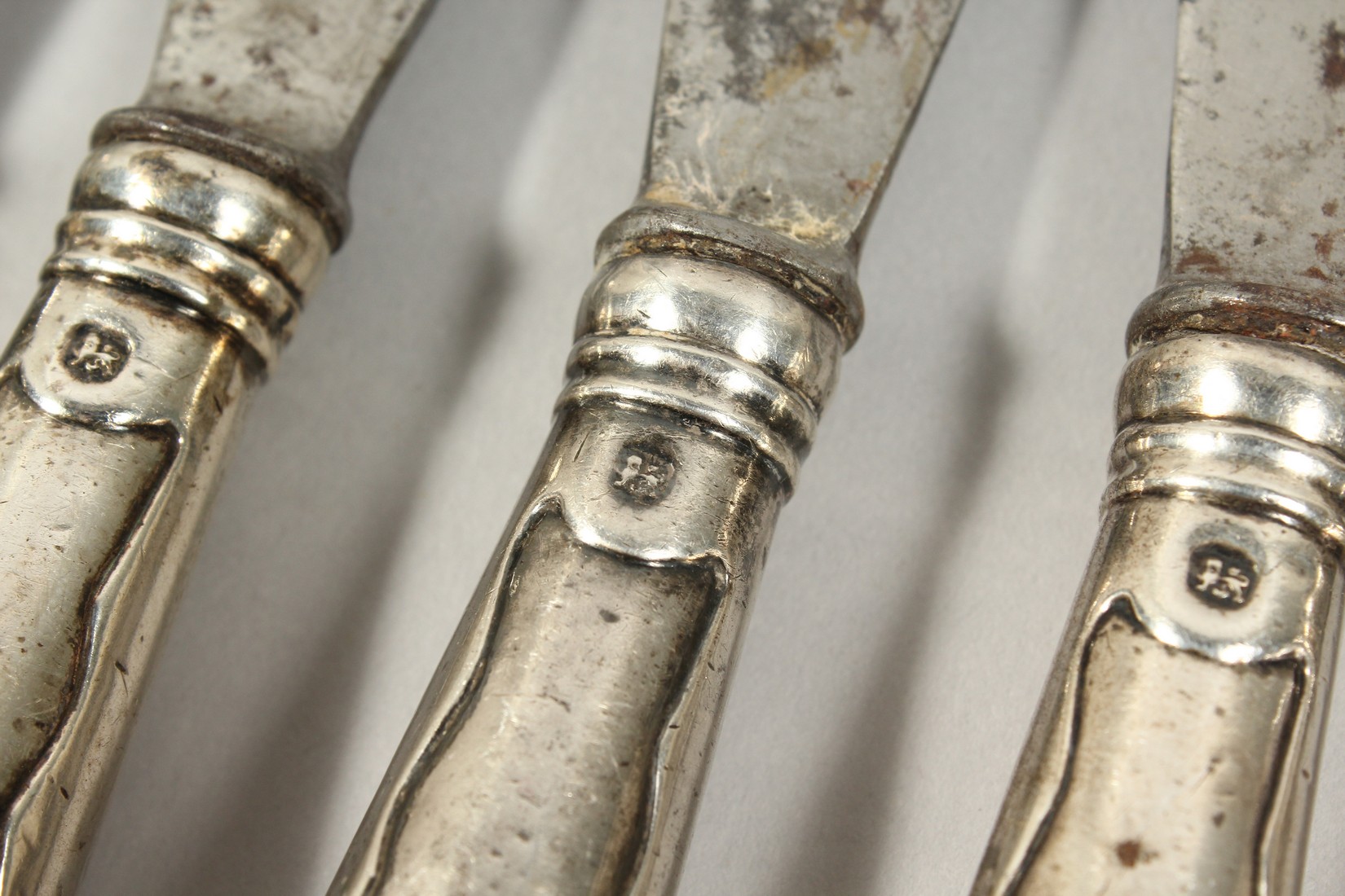 A GEORGIAN SILVER, PISTOL HANDLE, SET OF CUTLERY, comprising nine table knives, twelve table - Image 11 of 20