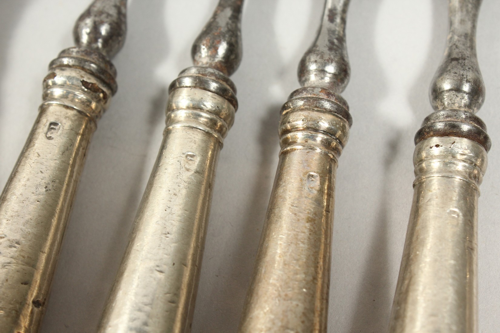 A GEORGIAN SILVER, PISTOL HANDLE, SET OF CUTLERY, comprising nine table knives, twelve table - Image 17 of 20