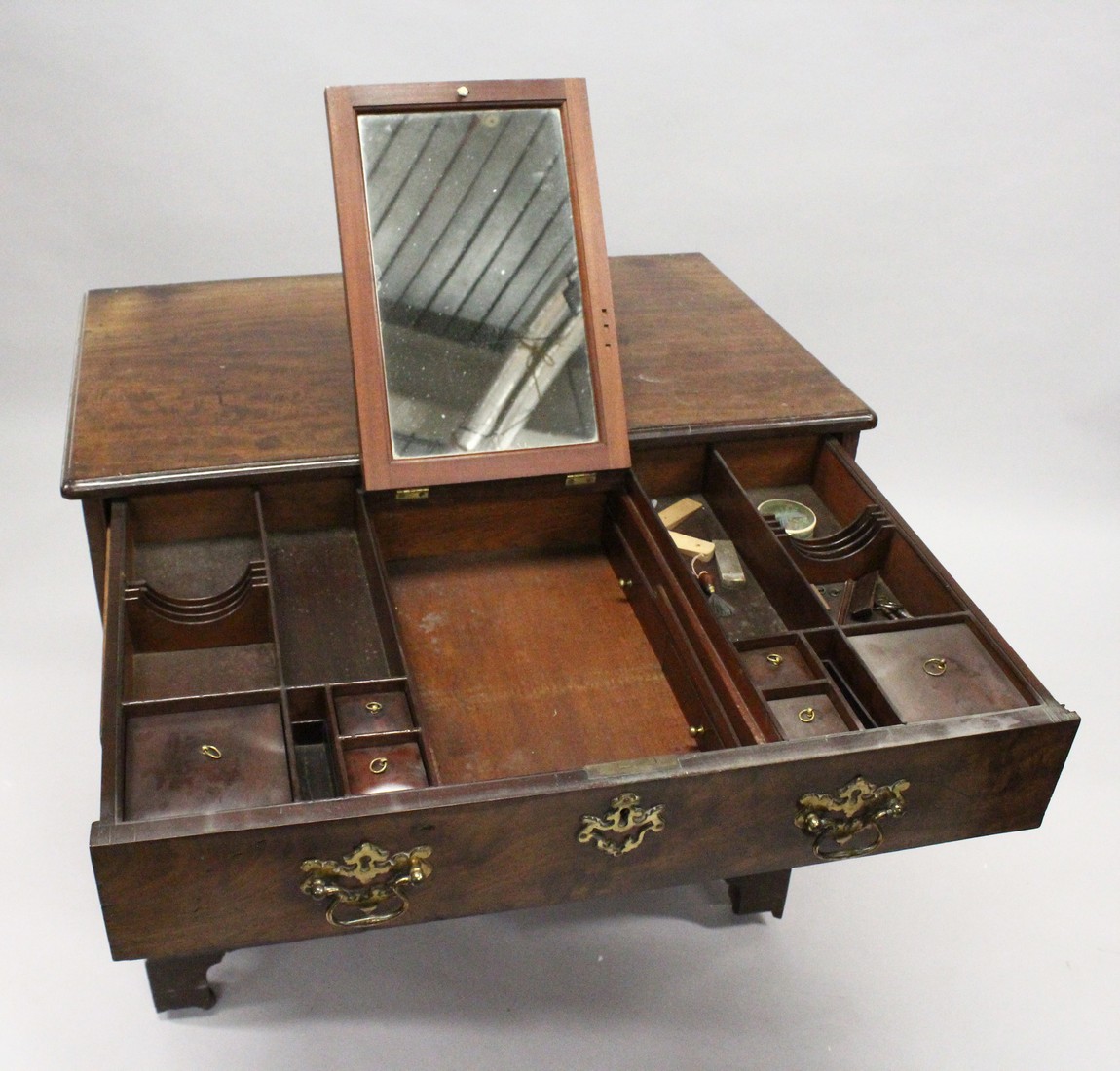 A GEORGE III MAHOGANY KNEEHOLE DRESSING TABLE, the frieze drawer fitted with a hinged mirror and - Image 4 of 8