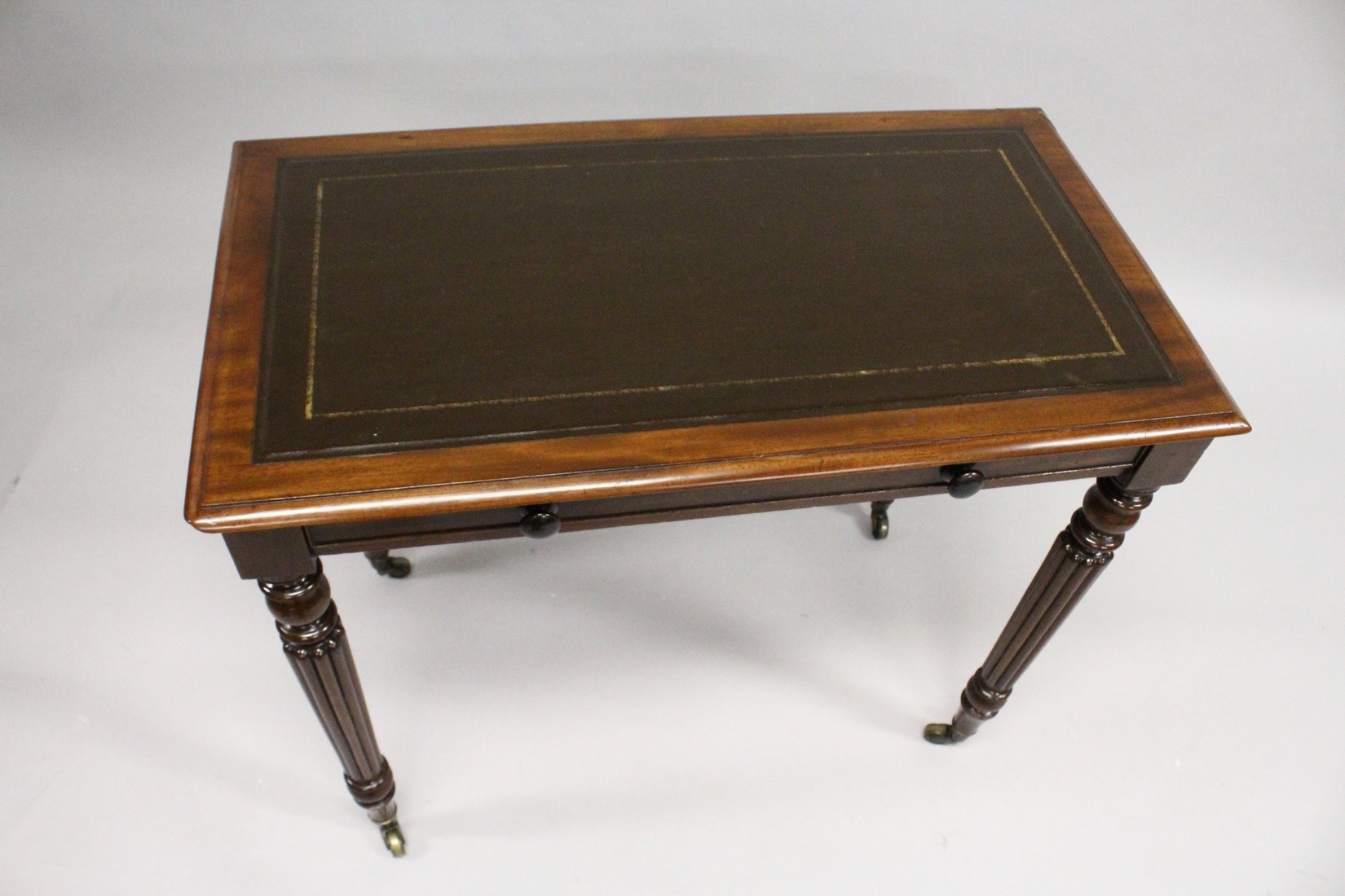 A 19TH CENTURY GILLOW MAHOGANY SMALL WRITING TABLE with inset leather writing surface, the single - Image 2 of 3