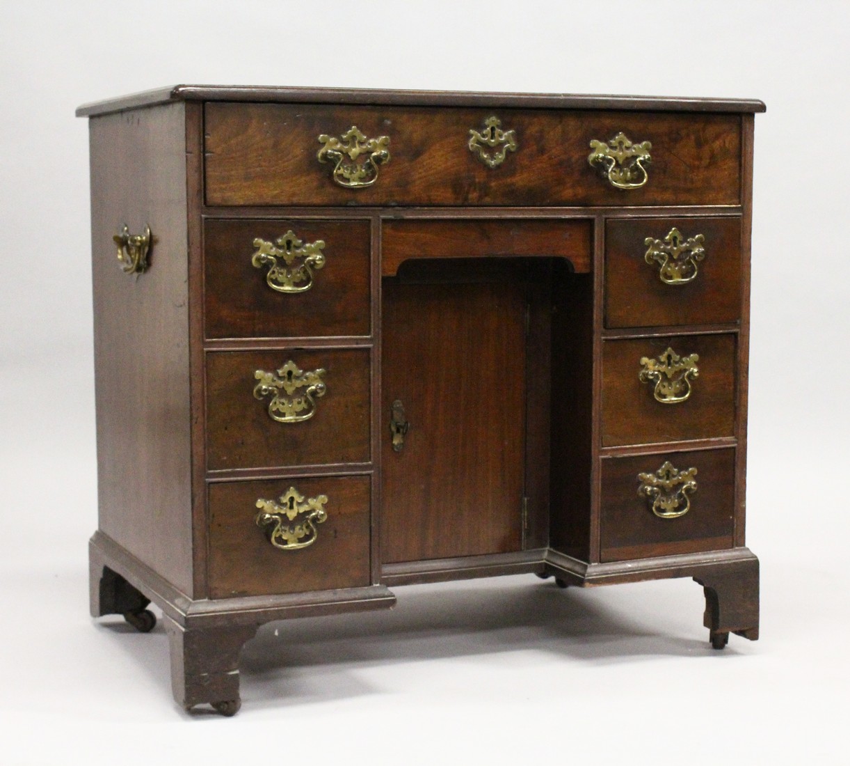 A GEORGE III MAHOGANY KNEEHOLE DRESSING TABLE, the frieze drawer fitted with a hinged mirror and - Image 2 of 8