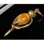 A VICTORIAN 15CT GOLD AGATE SET PENDANT.