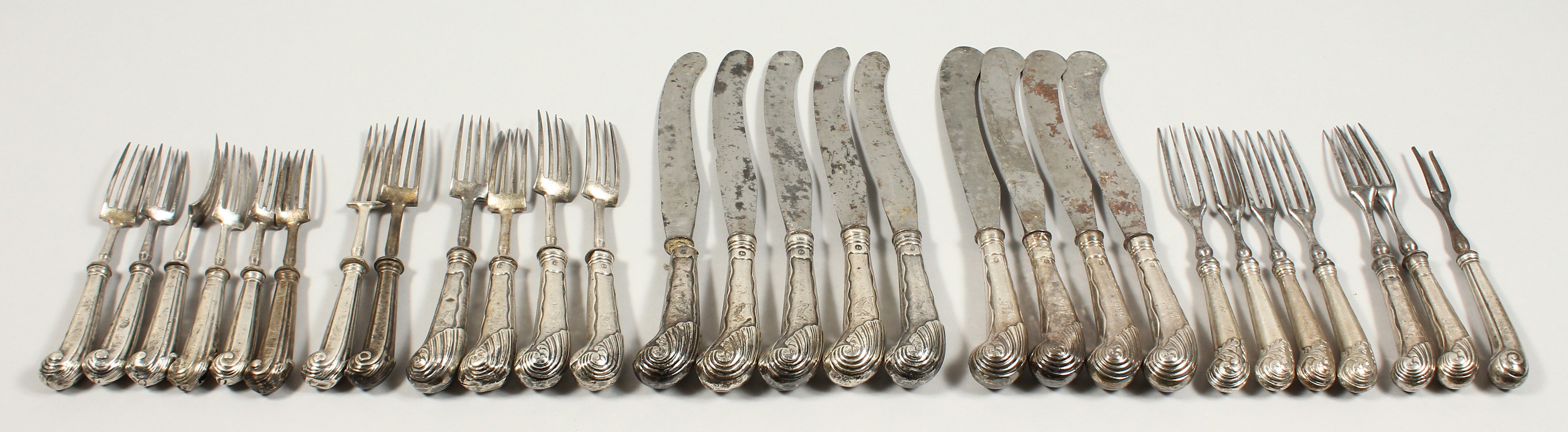 A GEORGIAN SILVER, PISTOL HANDLE, SET OF CUTLERY, comprising nine table knives, twelve table