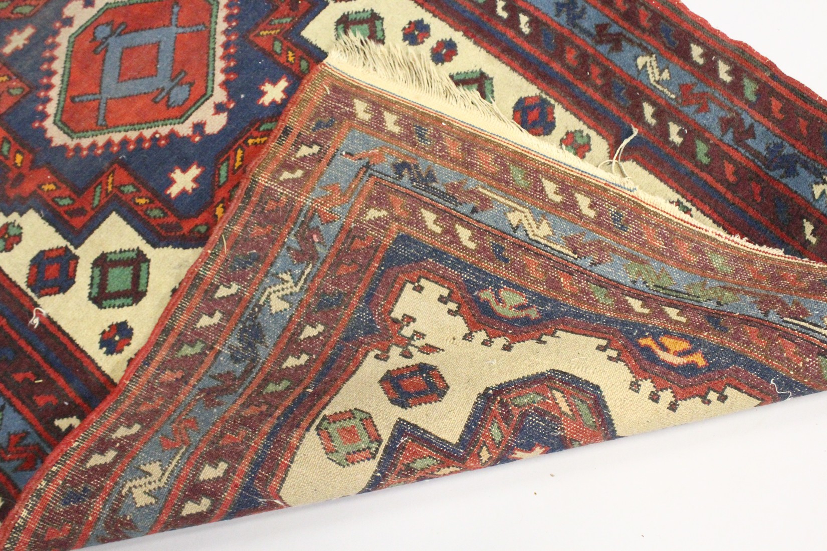 A SMALL PERSIAN RUG, cream ground with two large medallions. 4ft x 2ft 8ins. - Image 4 of 5