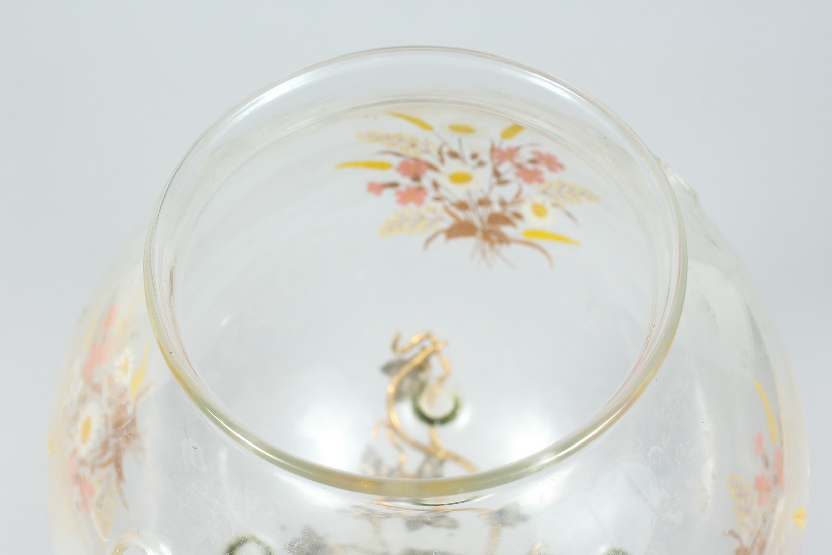 AN UNUSUAL SILVER-PLATED ORMOLU AND GLASS PEDESTAL BOWL, the bowl decorated with flowers on a - Image 7 of 8