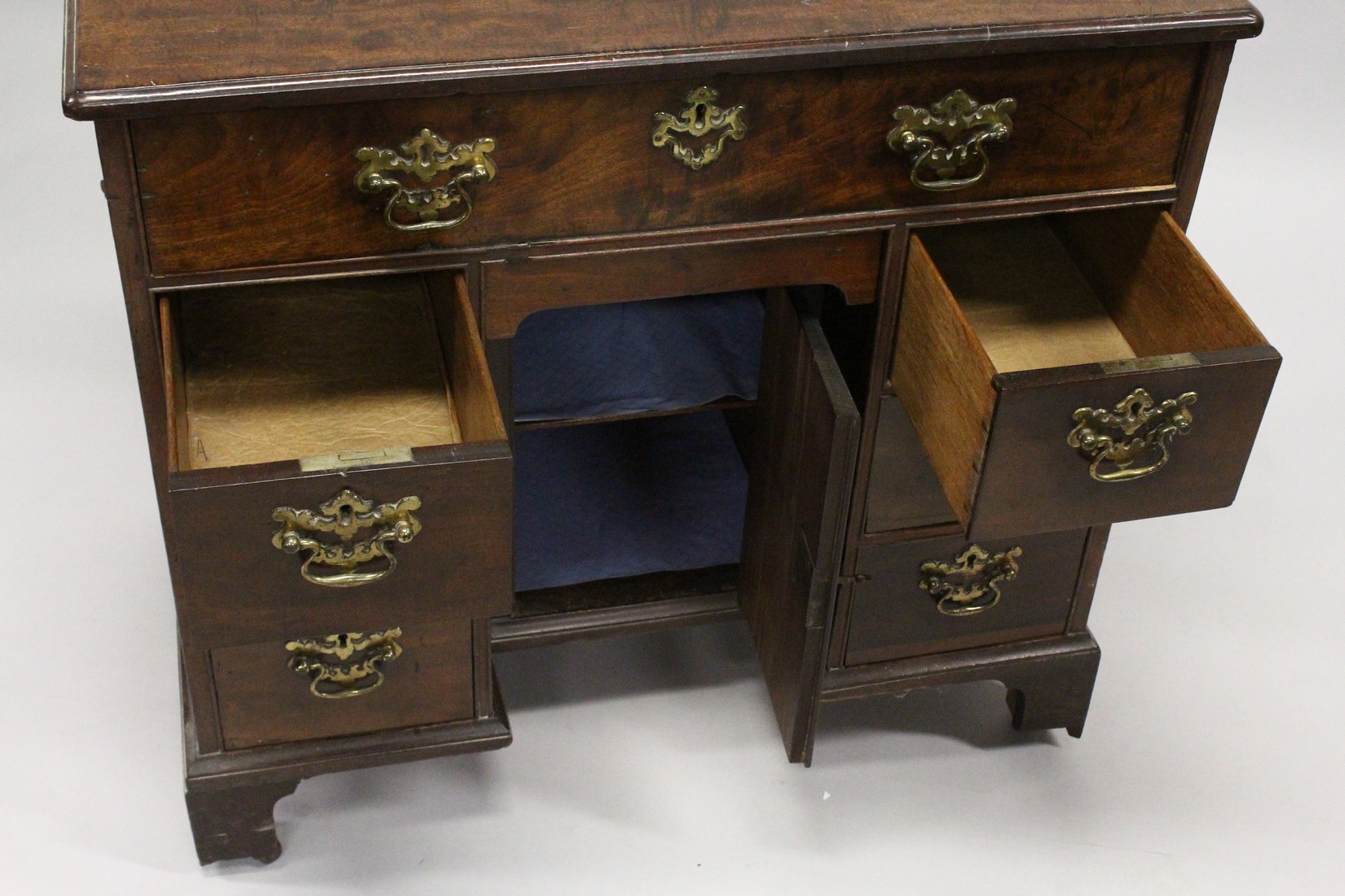 A GEORGE III MAHOGANY KNEEHOLE DRESSING TABLE, the frieze drawer fitted with a hinged mirror and - Image 8 of 8