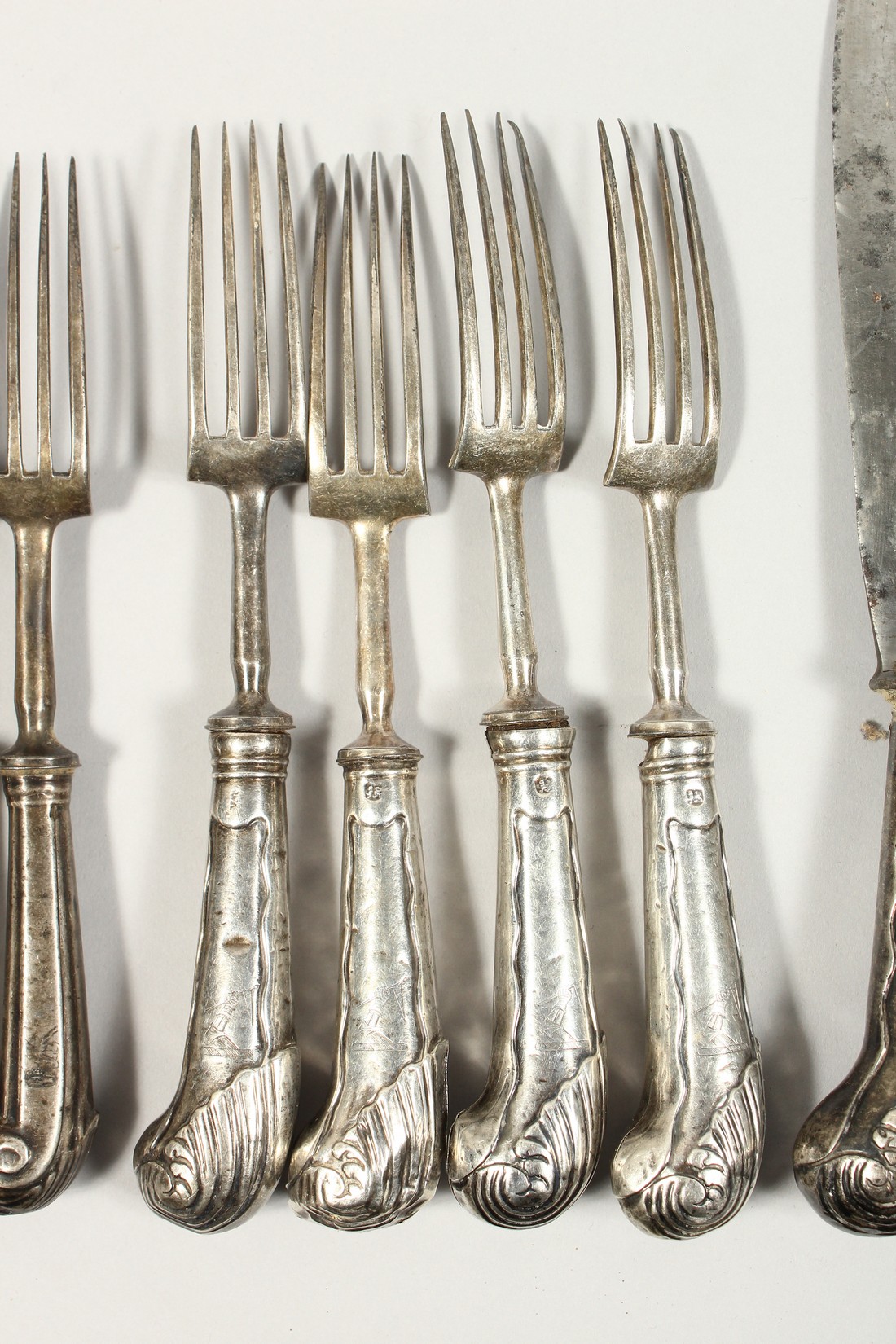 A GEORGIAN SILVER, PISTOL HANDLE, SET OF CUTLERY, comprising nine table knives, twelve table - Image 6 of 20