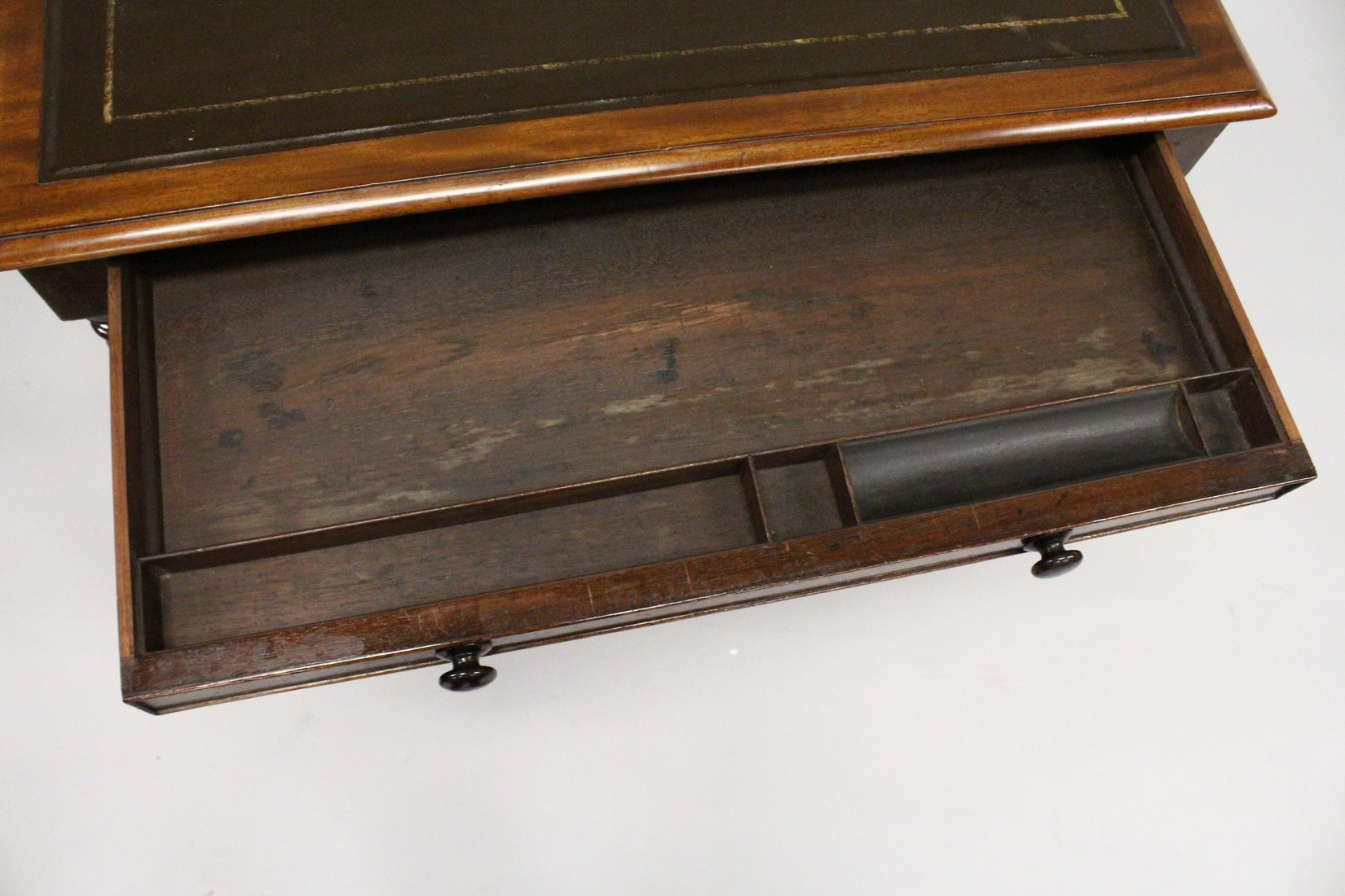 A 19TH CENTURY GILLOW MAHOGANY SMALL WRITING TABLE with inset leather writing surface, the single - Image 3 of 3