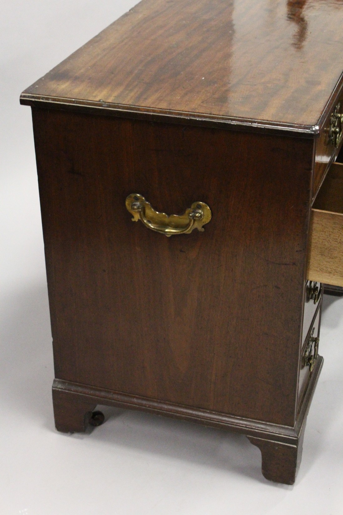 A GEORGE III MAHOGANY KNEEHOLE DRESSING TABLE, the frieze drawer fitted with a hinged mirror and - Image 7 of 8