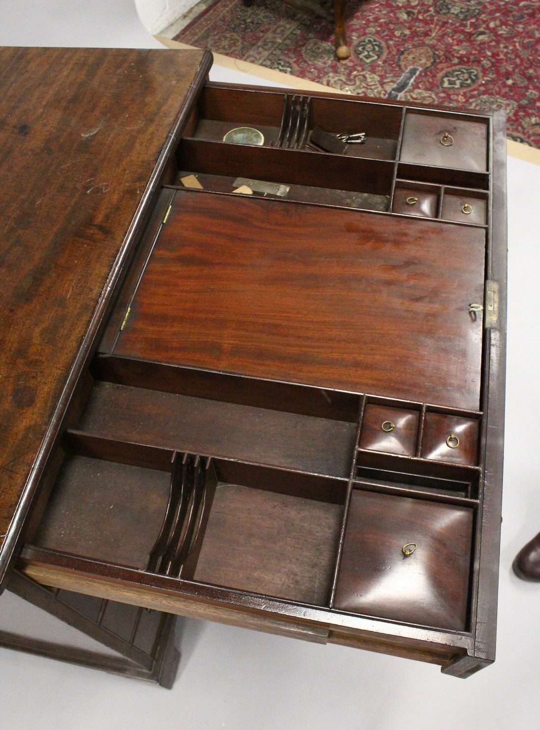 A GEORGE III MAHOGANY KNEEHOLE DRESSING TABLE, the frieze drawer fitted with a hinged mirror and - Image 5 of 8