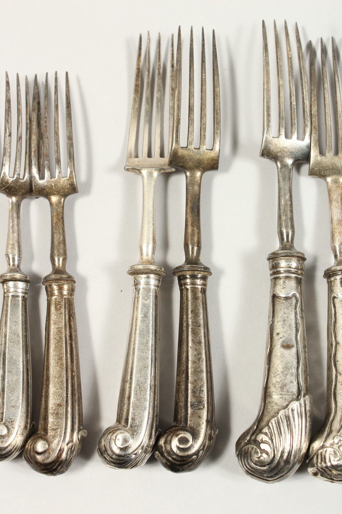 A GEORGIAN SILVER, PISTOL HANDLE, SET OF CUTLERY, comprising nine table knives, twelve table - Image 4 of 20