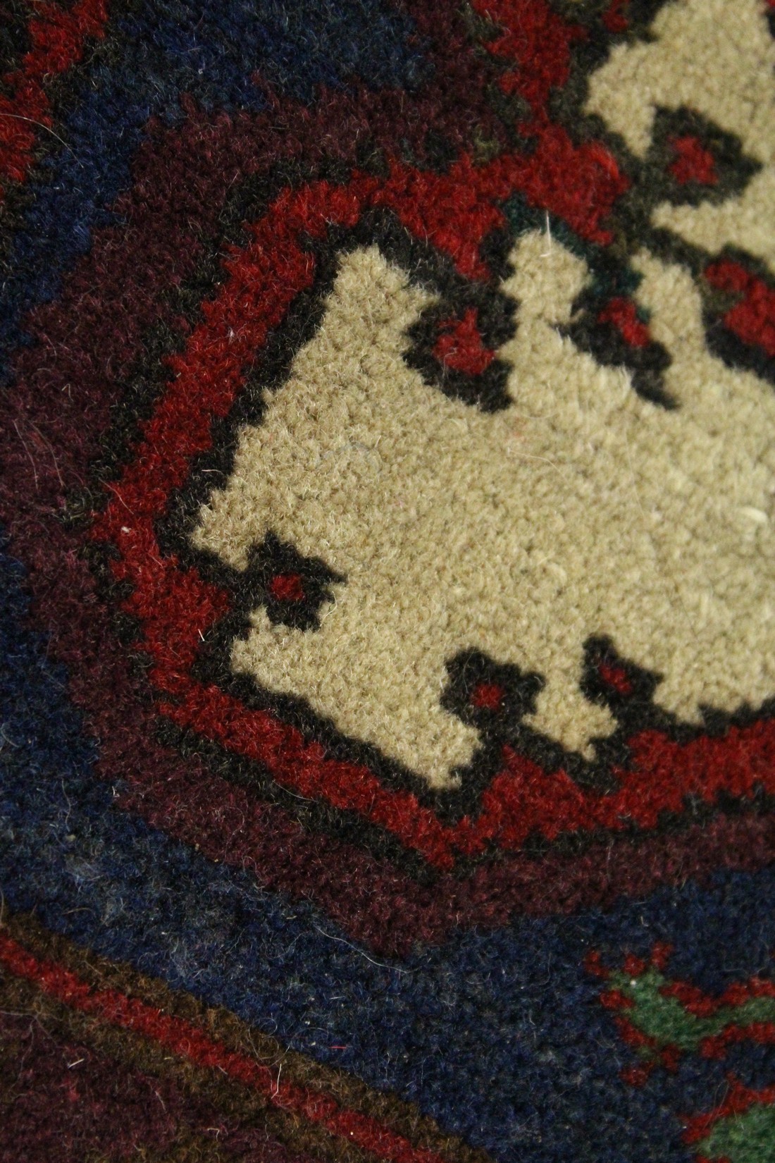 A SMALL PERSIAN RUG, cream ground with two large medallions. 4ft x 2ft 8ins. - Image 2 of 5