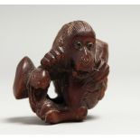 A JAPANESE CARVED WOOD MONKEY NETSUKE, 5cm.