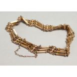 A 9CT GOLD VICTORIAN GATE BRACELET