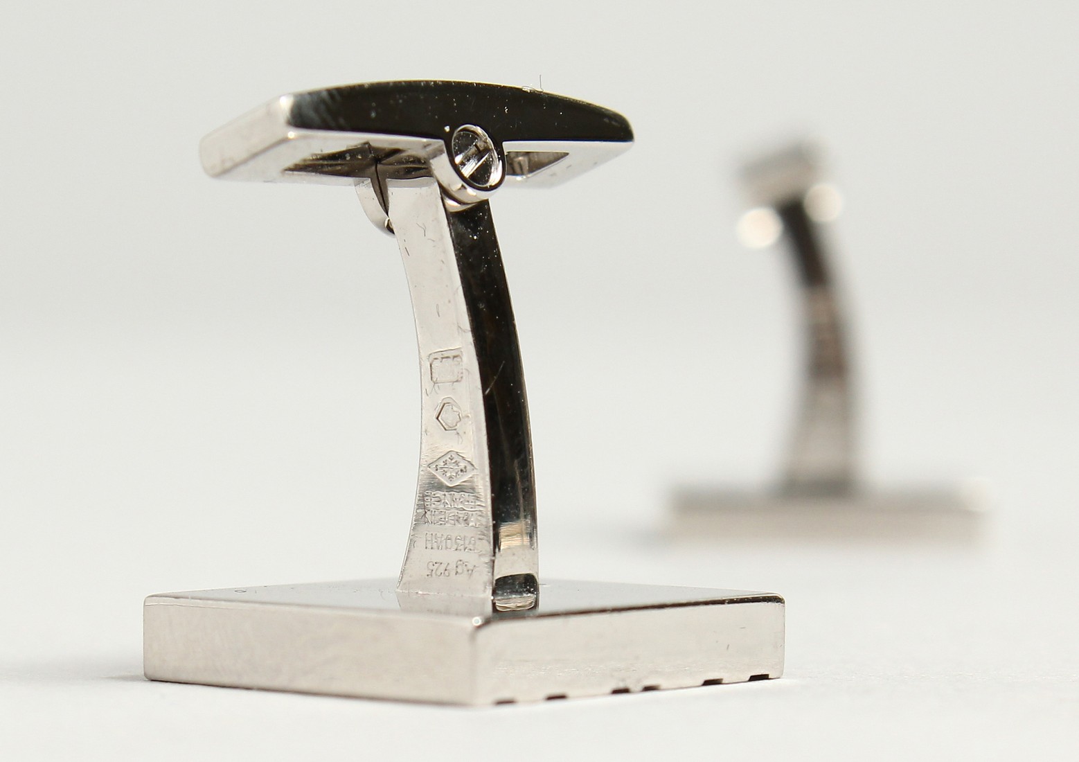 A GOOD PAIR OF CARTIER .925 CUFF LINKS in original red box and white outer box - Image 4 of 11