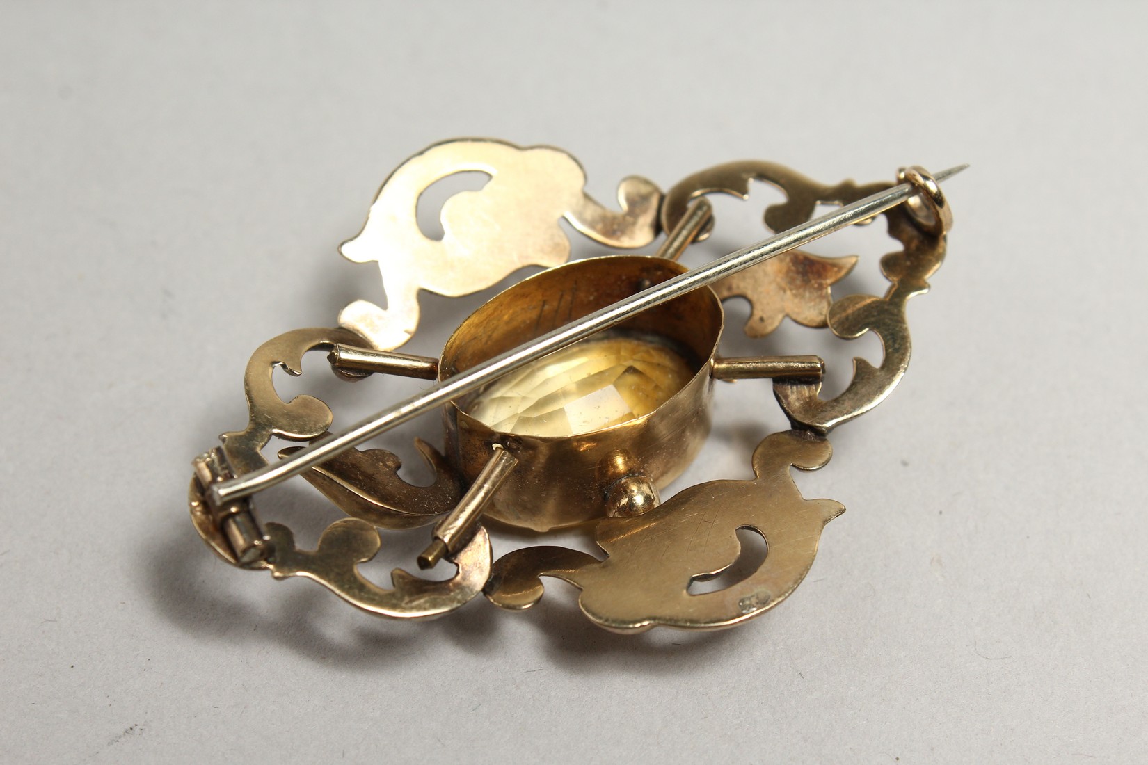 A GOLD AND CITRON BROOCH. - Image 2 of 2
