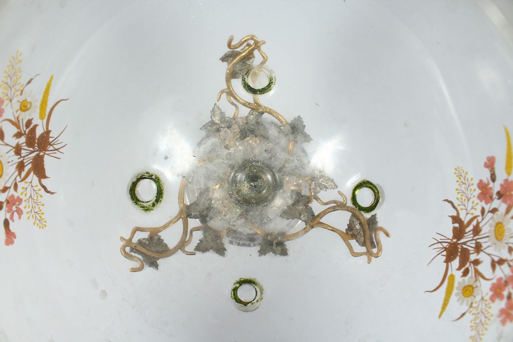 AN UNUSUAL SILVER-PLATED ORMOLU AND GLASS PEDESTAL BOWL, the bowl decorated with flowers on a - Image 5 of 8