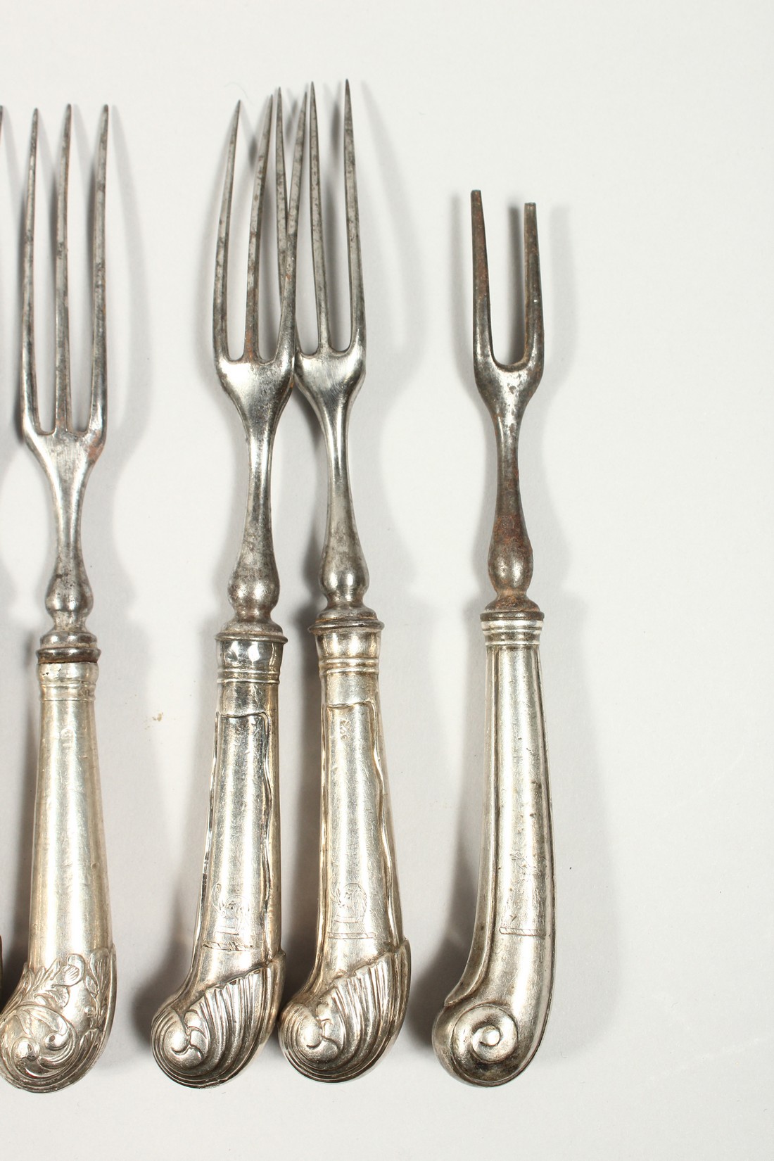 A GEORGIAN SILVER, PISTOL HANDLE, SET OF CUTLERY, comprising nine table knives, twelve table - Image 18 of 20