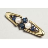 A 14CT GOLD SAPPHIRE AND PEARL BROOCH