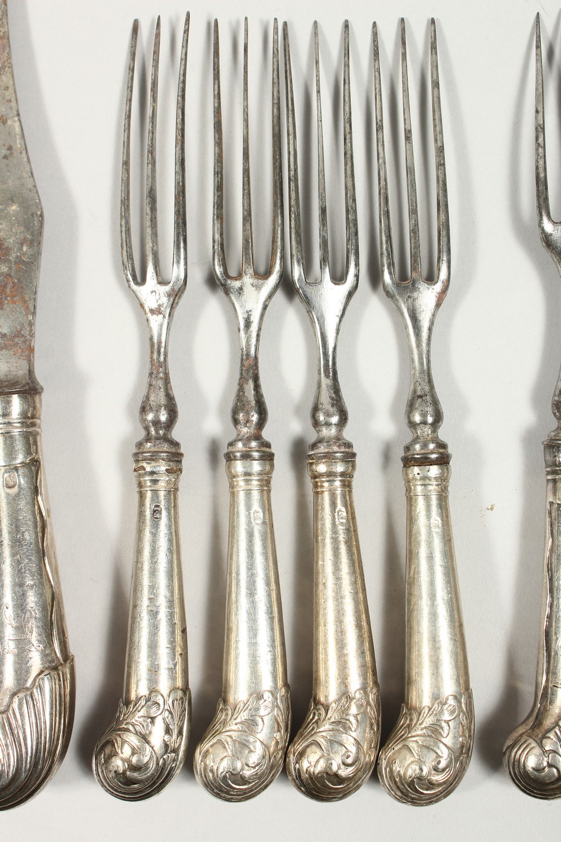 A GEORGIAN SILVER, PISTOL HANDLE, SET OF CUTLERY, comprising nine table knives, twelve table - Image 15 of 20