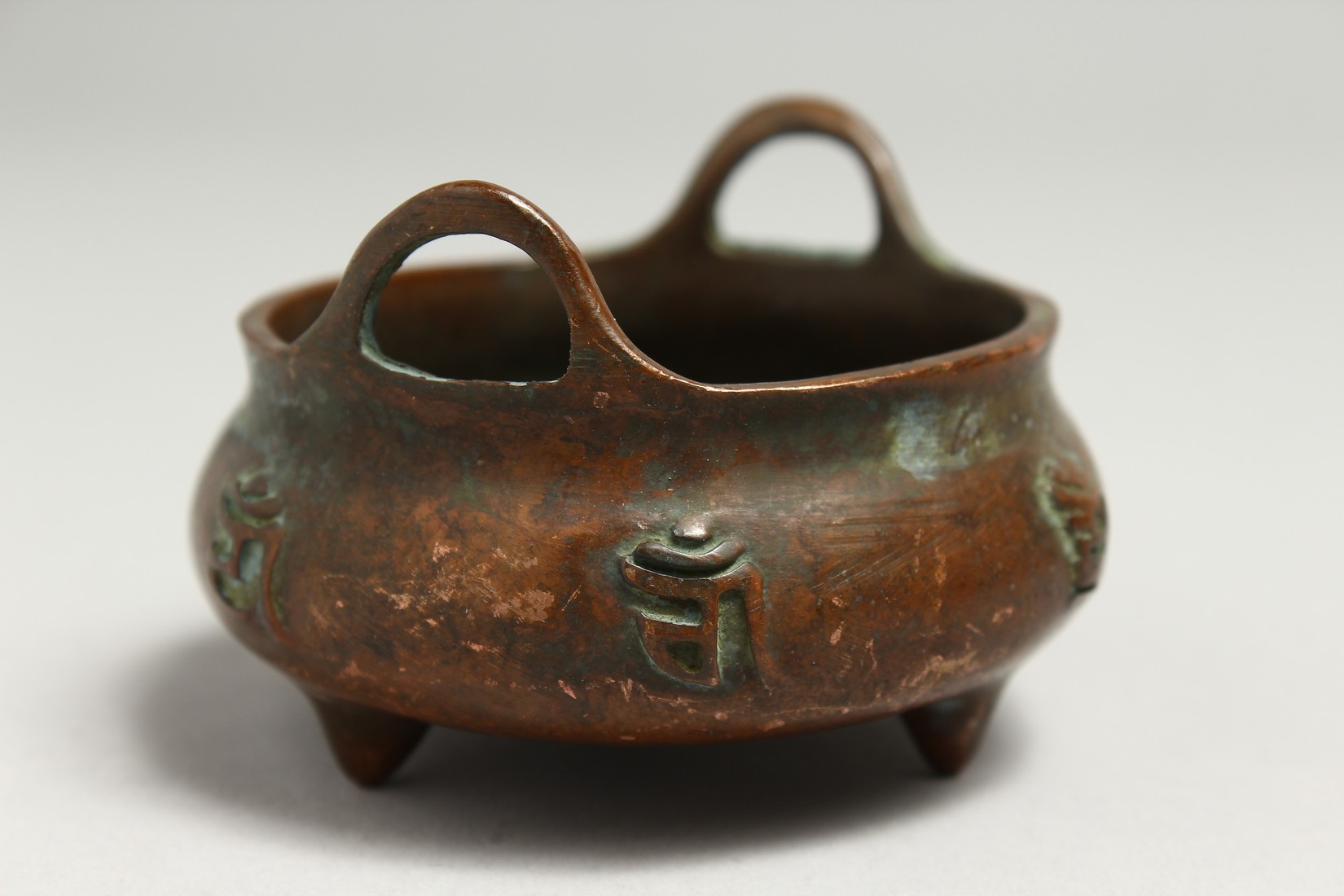 A SMALL CHINESE BRONZE CIRCULAR CENSER, the side with caligraphy. 8cm diameter. - Image 2 of 4