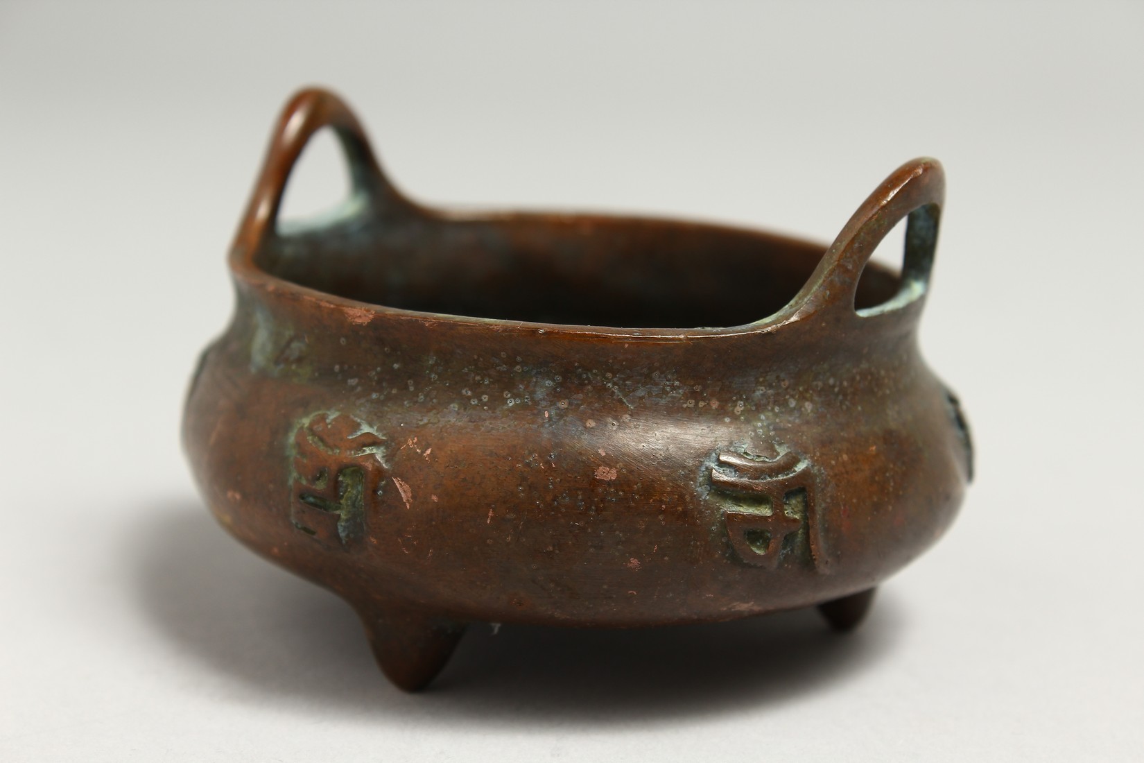 A SMALL CHINESE BRONZE CIRCULAR CENSER, the side with caligraphy. 8cm diameter. - Image 3 of 4