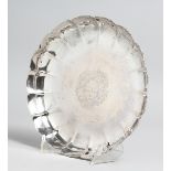 AN EARLY 18TH CENTRUY POSSIBLY, LATE 17TH CENTURY SILVER CIRCULAR STRAWBERRY DISH with wood handle