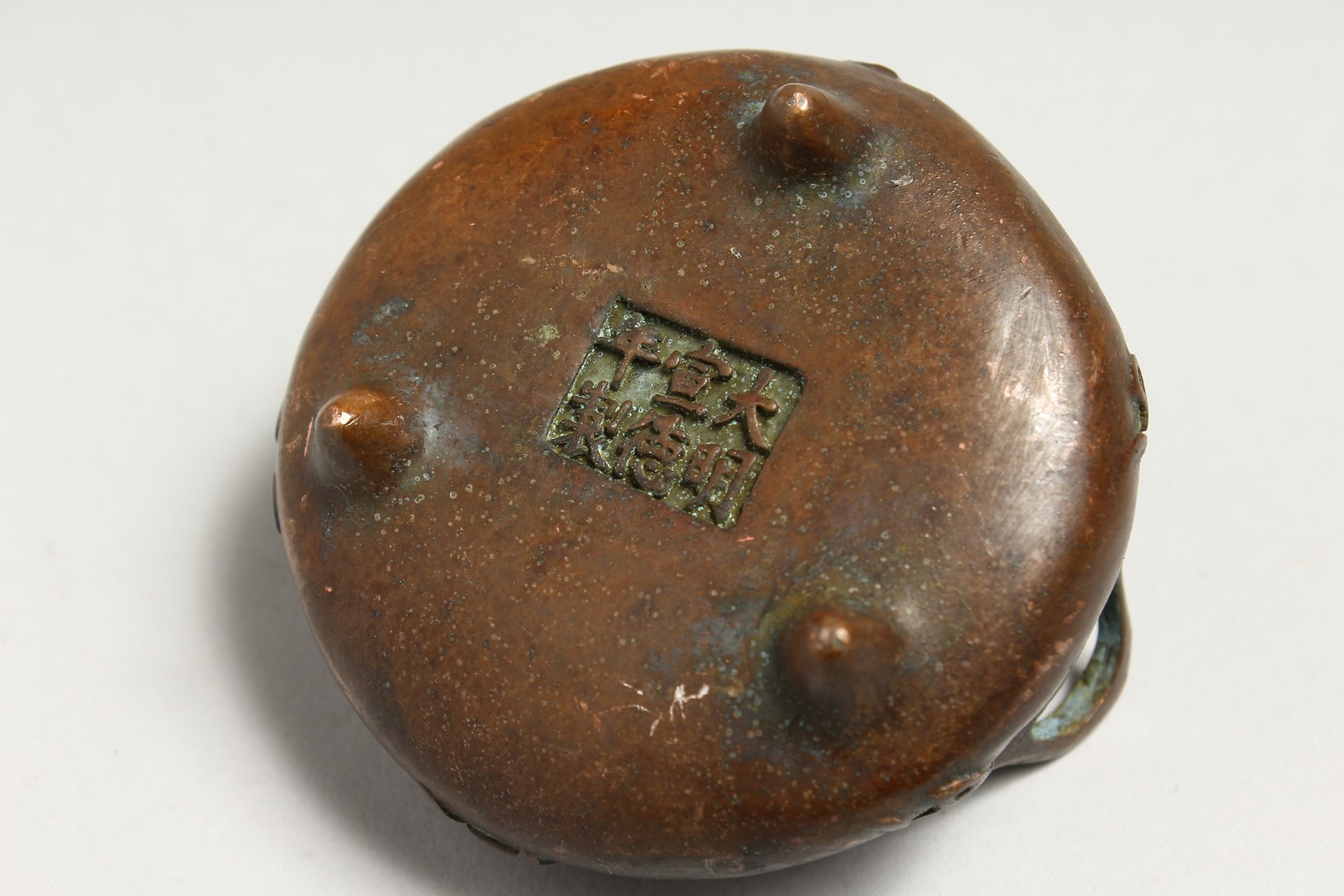 A SMALL CHINESE BRONZE CIRCULAR CENSER, the side with caligraphy. 8cm diameter. - Image 4 of 4