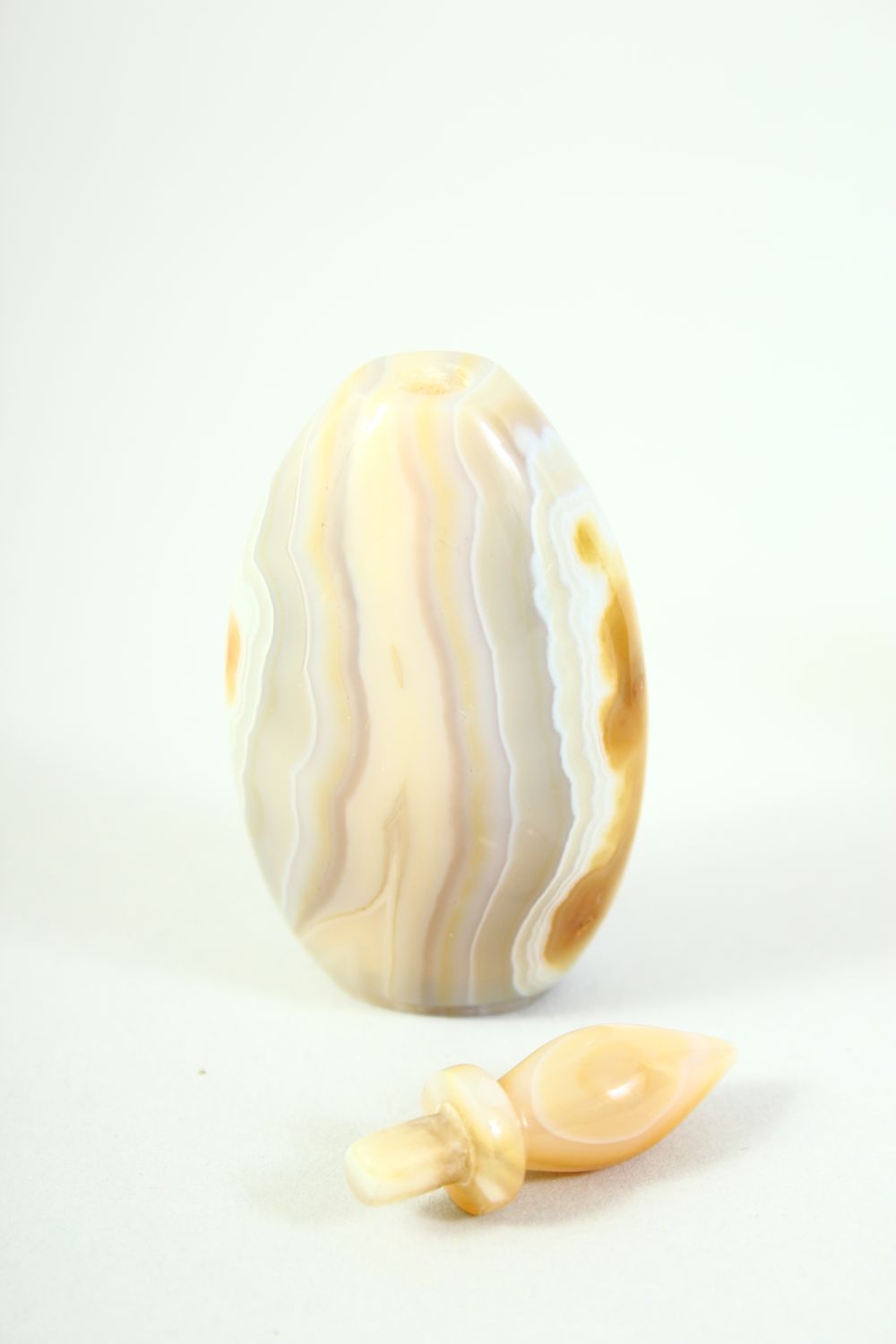 AN AGATE SCENT BOTTLE AND STOPPER, together with a chinese snuff bottle with stopper / spoon, (2). - Image 6 of 8