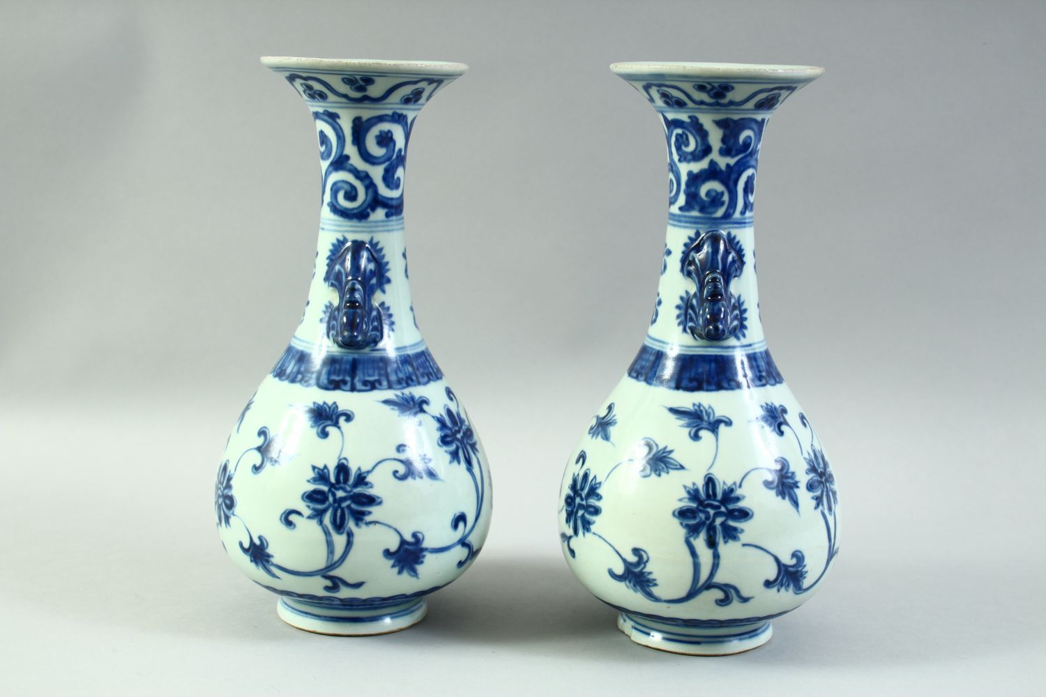 A PAIR OF CHINESE BLUE AND WHITE PORCELAIN VASES, with formed handles and floral decoration, 27. - Image 4 of 6