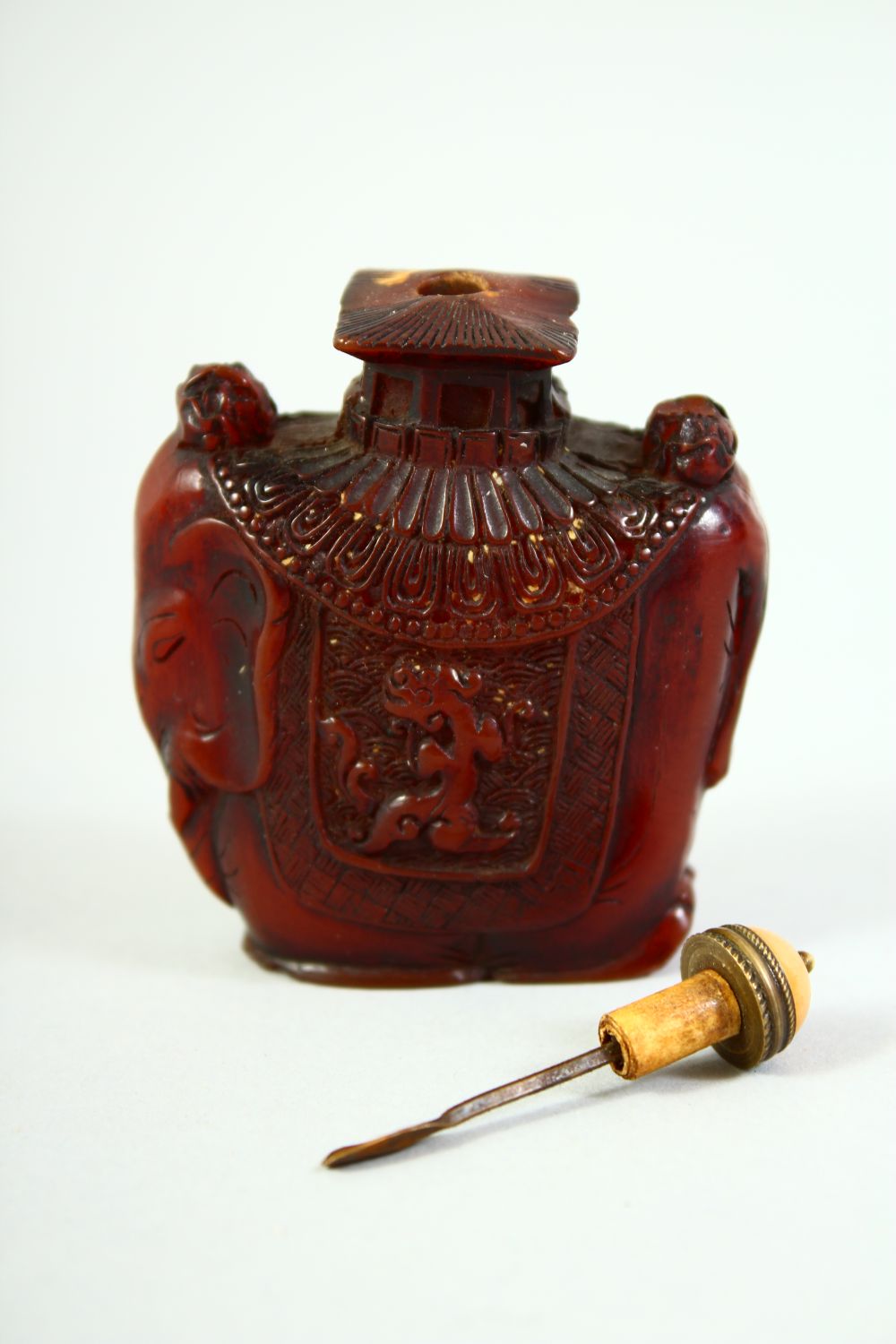 AN AGATE SCENT BOTTLE AND STOPPER, together with a chinese snuff bottle with stopper / spoon, (2). - Image 8 of 8