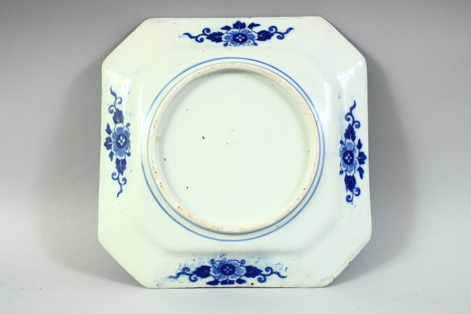 A MIXED LOT OF CHINESE BLUE AND WHITE PORCELAIN, comprising two tea bowls, two tea cups, four saucer - Image 3 of 7