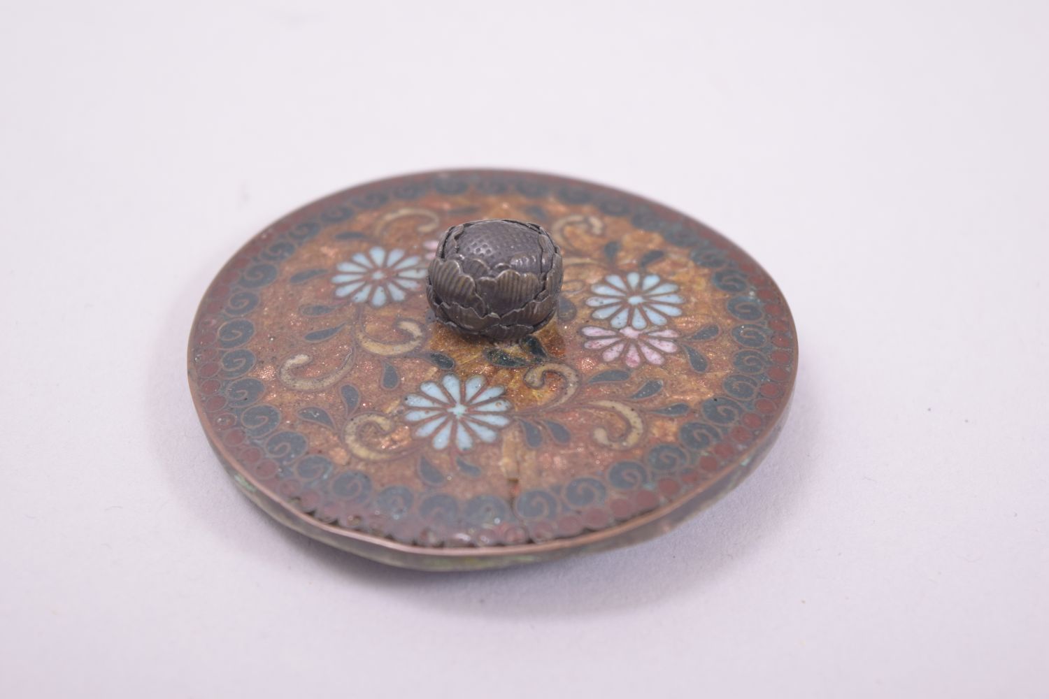 A JAPANESE CLOISONNE KORO AND COVER, decorated with panels of butterflies and flower heads beneath a - Image 5 of 8