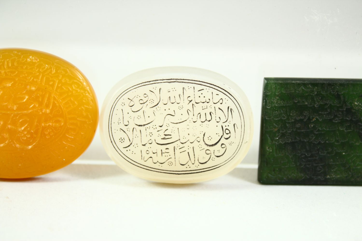 EIGHT SMALL ISLAMIC ENGRAVED CALLIGRAPHIC SEALS, of various stones (8). - Image 3 of 9