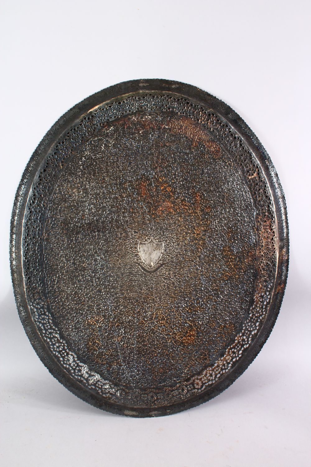 A LARGE INDIAN SILVERED BRONZE OR BRASS TRAY, with a central crest and scrolling foliate, 68.5cm x - Image 5 of 6