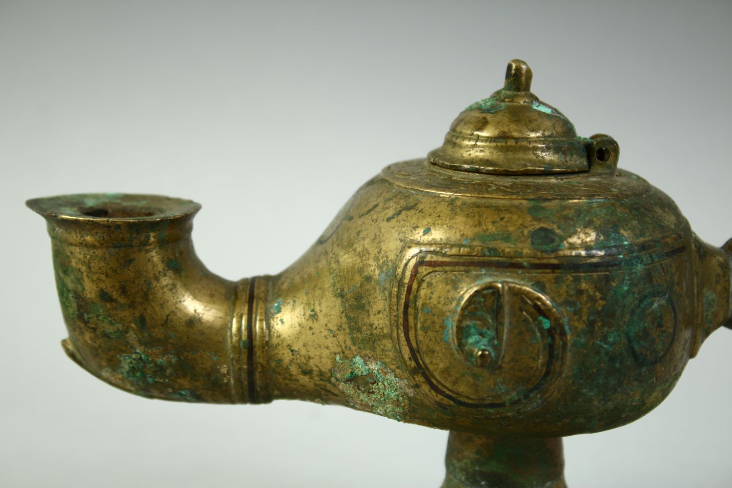 AN ISLAMIC GILT BRONZE OIL LAMP, with lid and zoomorphic finial, 20cm long. - Image 5 of 5