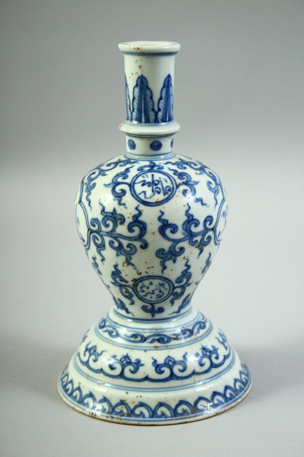 A CHINESE BLUE AND WHITE PORCELAIN CANDLE STAND, for the Islamic market, with calligraphic - Image 4 of 7