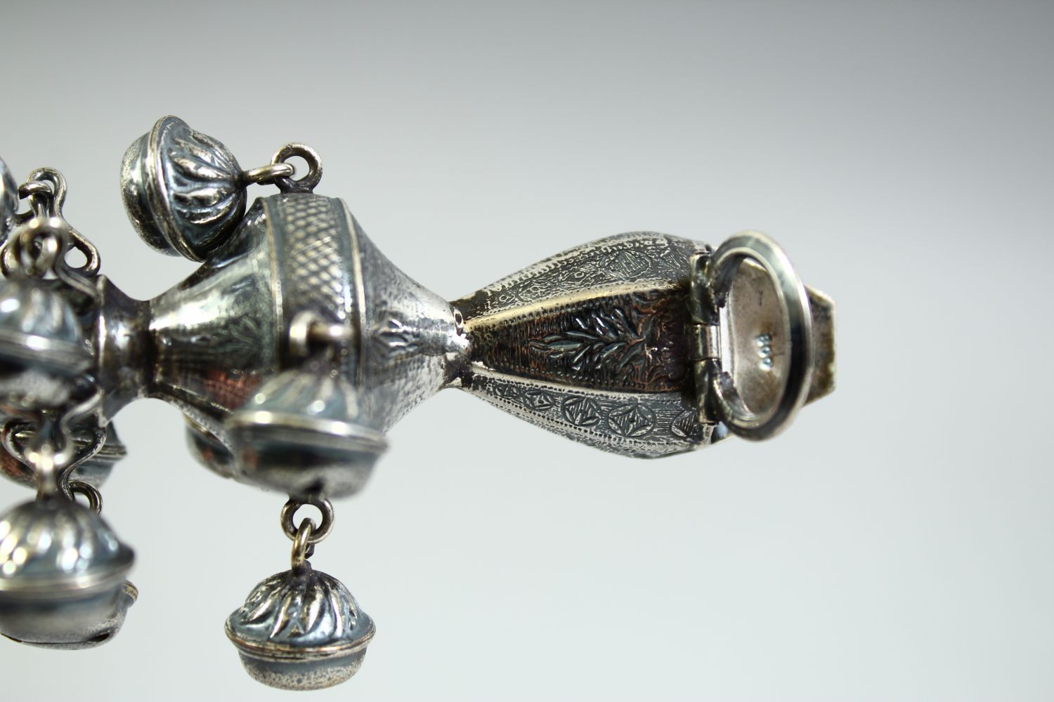 A CONTINENTAL SILVER AND CORAL NINE BELL RATTLE - Image 4 of 6