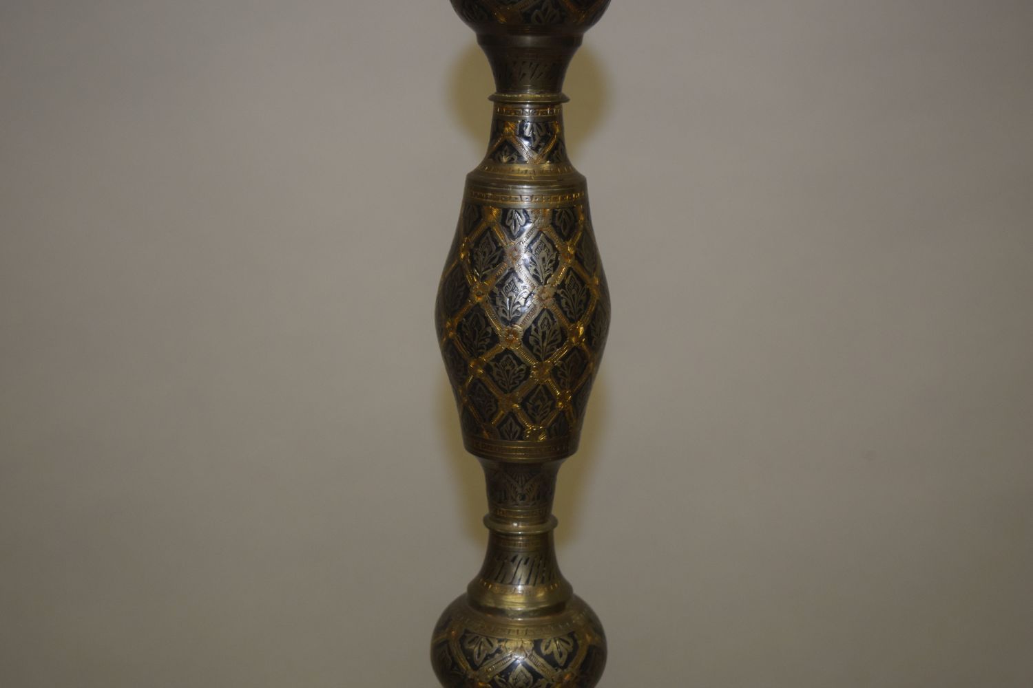 AN ISLAMIC METAL FLOOR STANDING LAMP, 156cm high. - Image 3 of 5