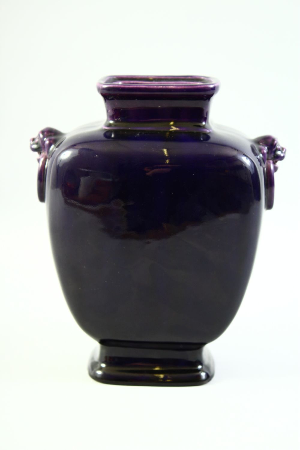 AN EARLY 20TH CENTURY CHINESE AUBERGINE GLAZE PORCELAIN VASE, with twin handles moulded as lion dogs - Image 3 of 7