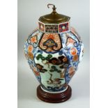 A LARGE 17TH CENTURY JAPANESE IMARI PORCELAIN VASE, mounted to a wooden base / fitted as a lamp,