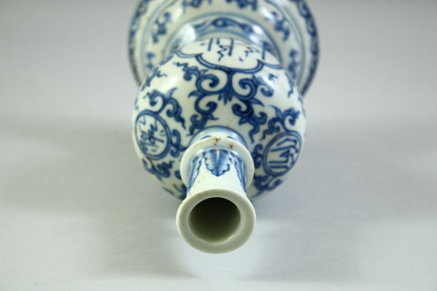 A CHINESE BLUE AND WHITE PORCELAIN CANDLE STAND, for the Islamic market, with calligraphic - Image 5 of 7