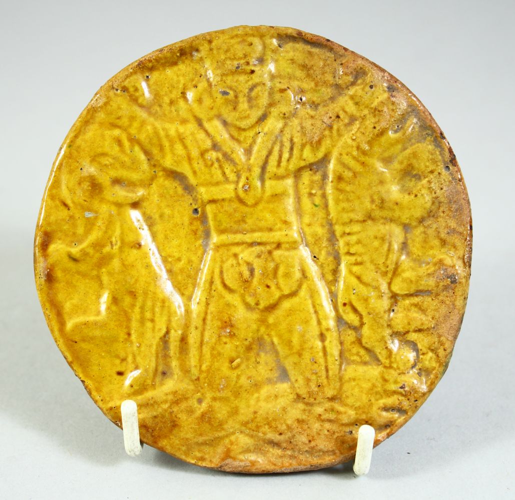 AN EARLY ISLAMIC SMALL GLAZED CIRCULAR TILE / PLAQUE, 10cm diameter.