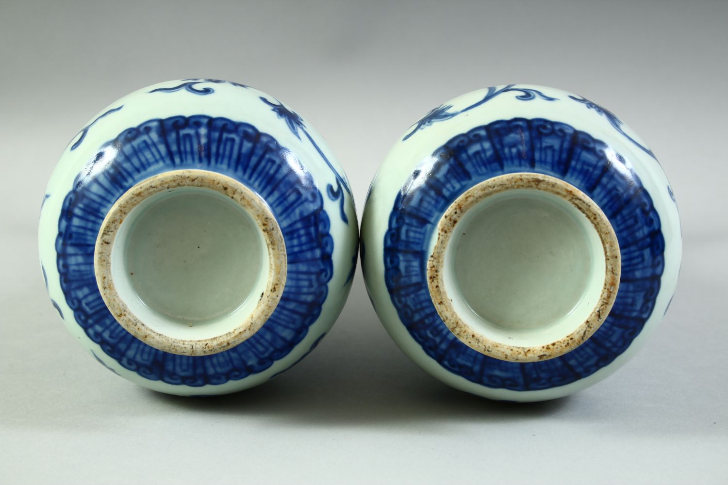 A PAIR OF CHINESE BLUE AND WHITE PORCELAIN VASES, with formed handles and floral decoration, 27. - Image 6 of 6